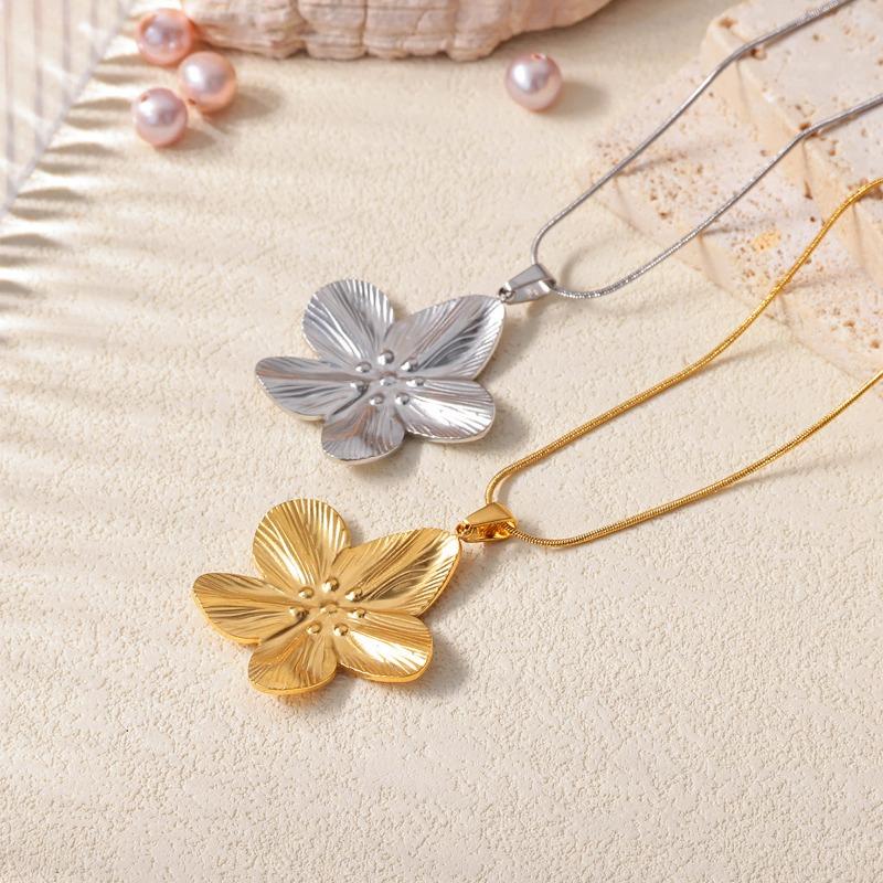 Vintage court style stainless steel large flower pendant necklace women's waterproof design necklace