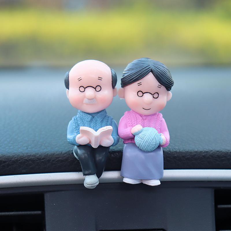 Adorable Kissing Couple Car Ornaments - Cute Interior Decorations for Cars