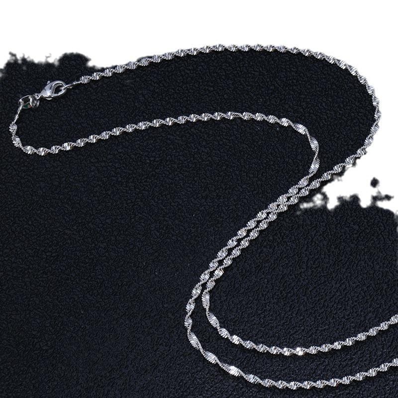 Inkrustowany rubinowy wisiorek w kształcie gruszki z posrebrzanym łańcuszkiem S925 o splocie podwójnej fali wodnej