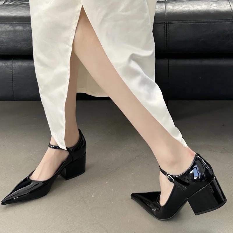 2025 Neue Frühling Lackleder Schnallenriemen Damen Pumps Sandalen Mode Spitzschuh Quadratische Niedrige Absätze Hochzeitsschuhe