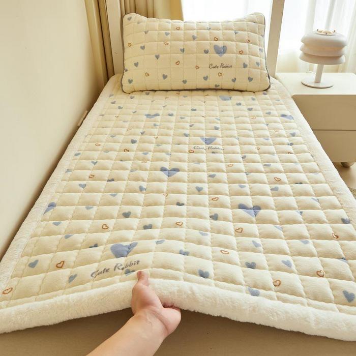 Luxurious Milk Velvet Folding Tatami Mattress Pad for Dorms and Homes