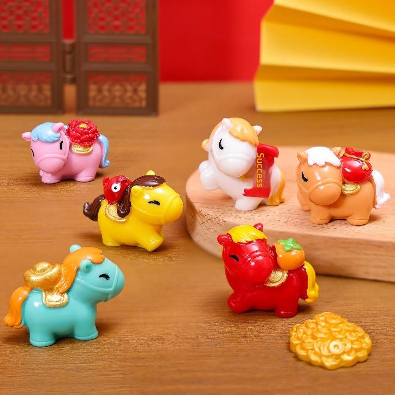 2026  Figuras de Ano Miniaturas Desenho Animado Resina Cavalo da Sorte Ornaments de Micro Paisagem Decorações de Mesa para Casa