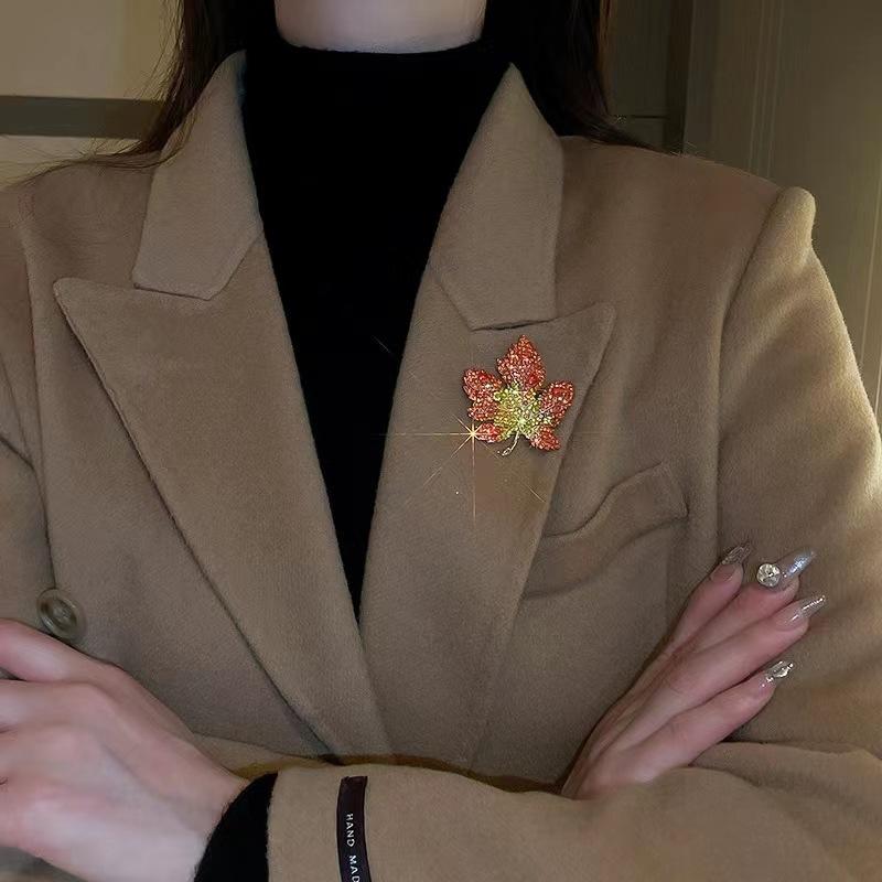 Exquisite Red Maple Leaf Breast Flower, High-End Temperament Suit Pin, Women'S Luxurious Versatile Accessory