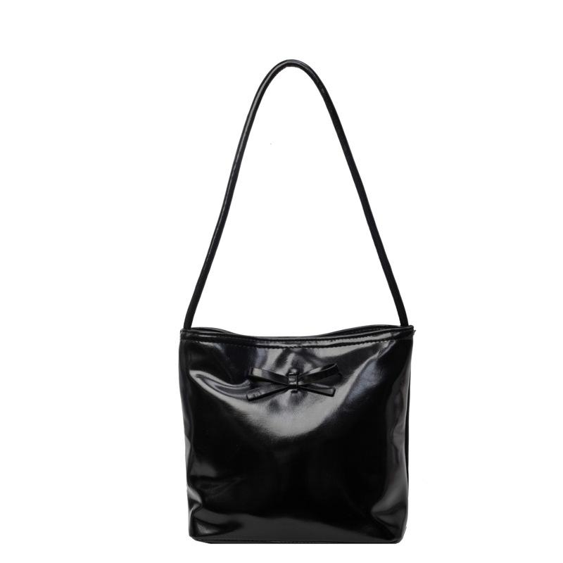 Spring and summer new casual commuter shoulder armpit bag simple and fashionable portable bucket bag