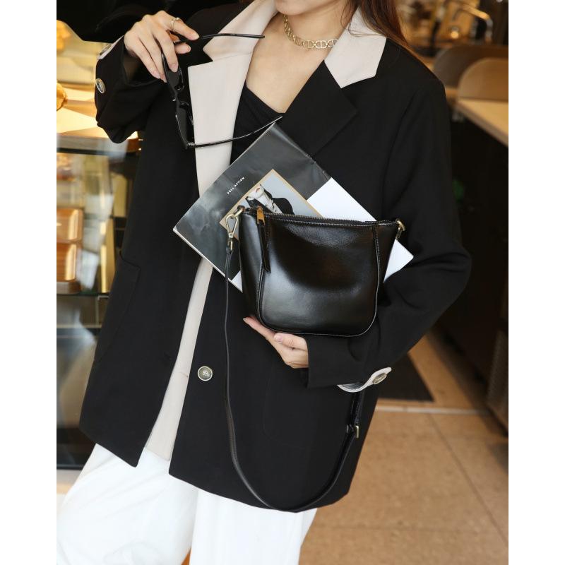 The first layer of vegetable tanned cowhide women's bag is a new summer commuter versatile shoulder bag women's trendy crossbody bag small bag