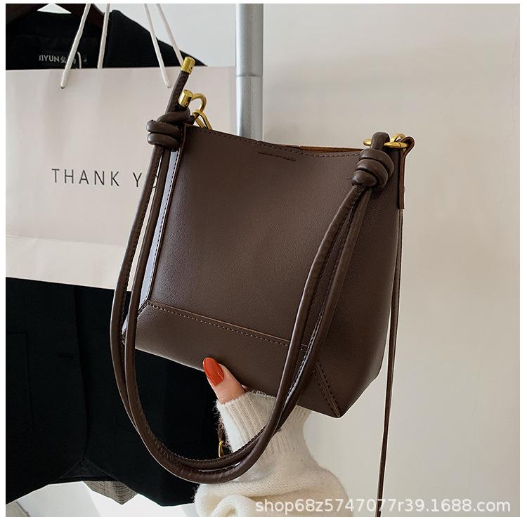 

French niche design bag women s 2025 new fashion bucket bag crossbody bag retro one-shoulder commuter mother-in-law bag