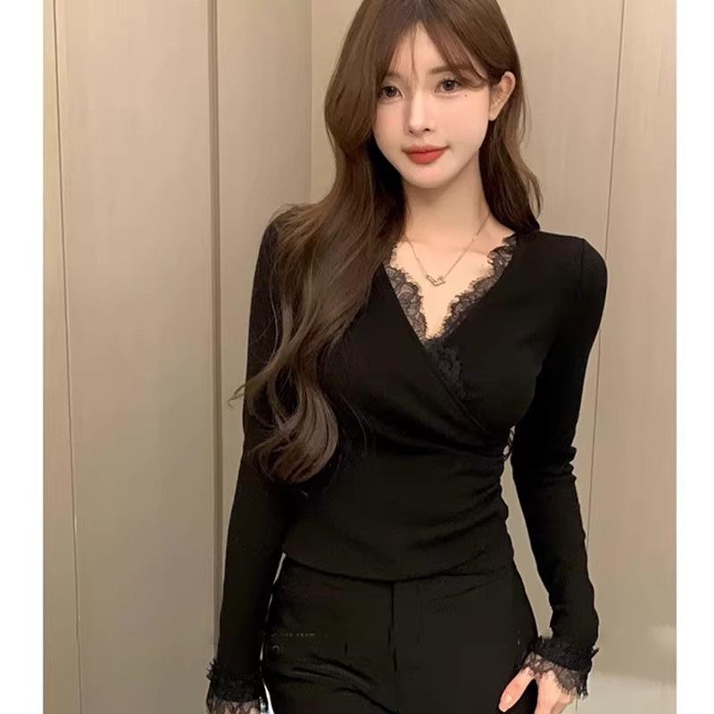 Red Cross V-Neck Lace Patchwork Slim-Fit Top for Women - Chic Waist-Cinching Autumn/Winter Layer