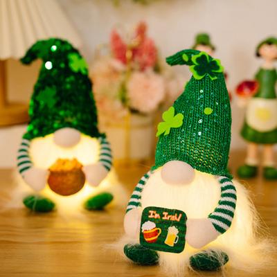 Roztomilé svetielkujúce sviatočné potreby svätého Patrika proti vyblednutiu bábiky Gnome bez tváre