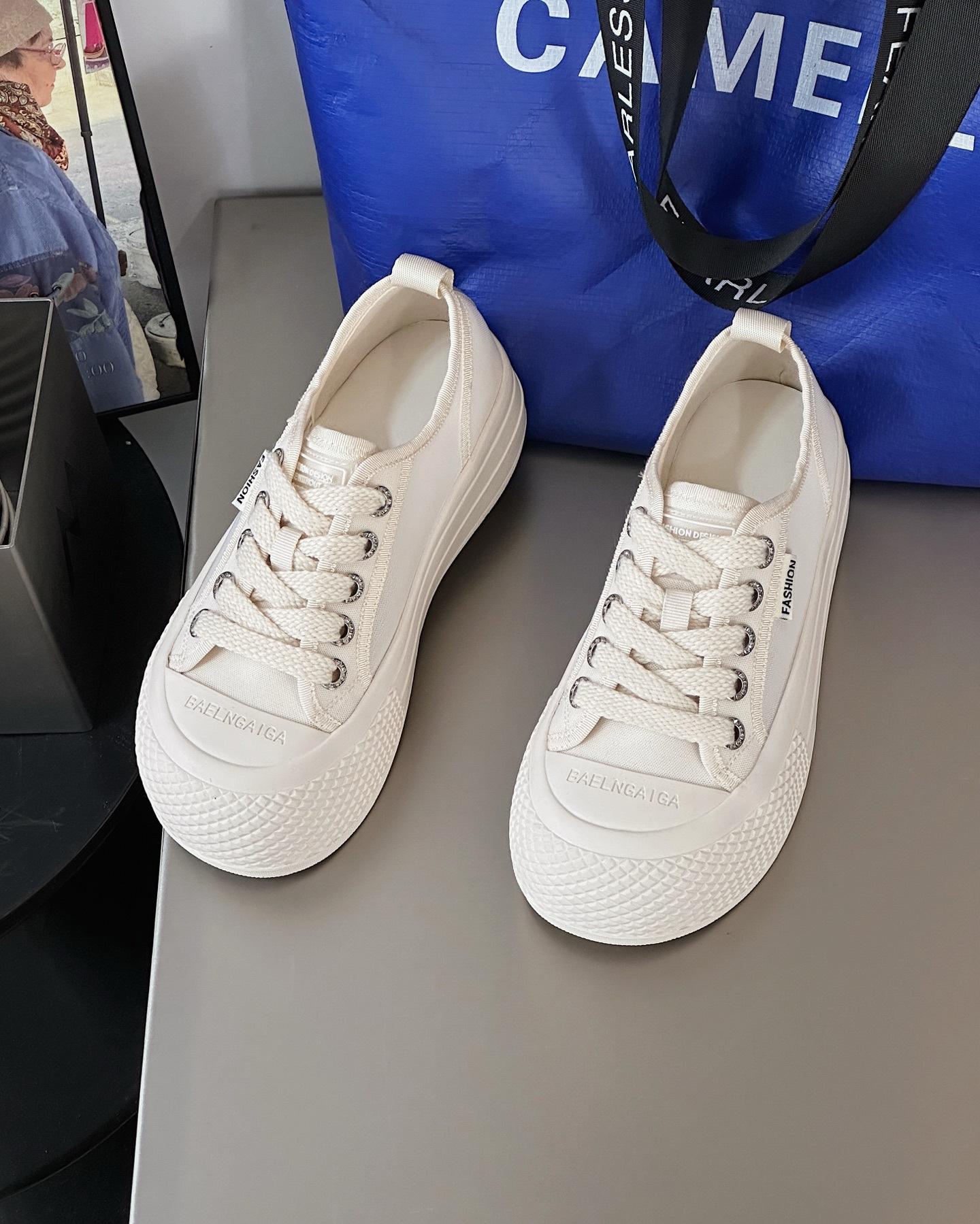 

Ice silk mesh breathable little white shoes women s 2025 new summer hollow mesh shoes round head non-slip thick sole casual board shoes 35