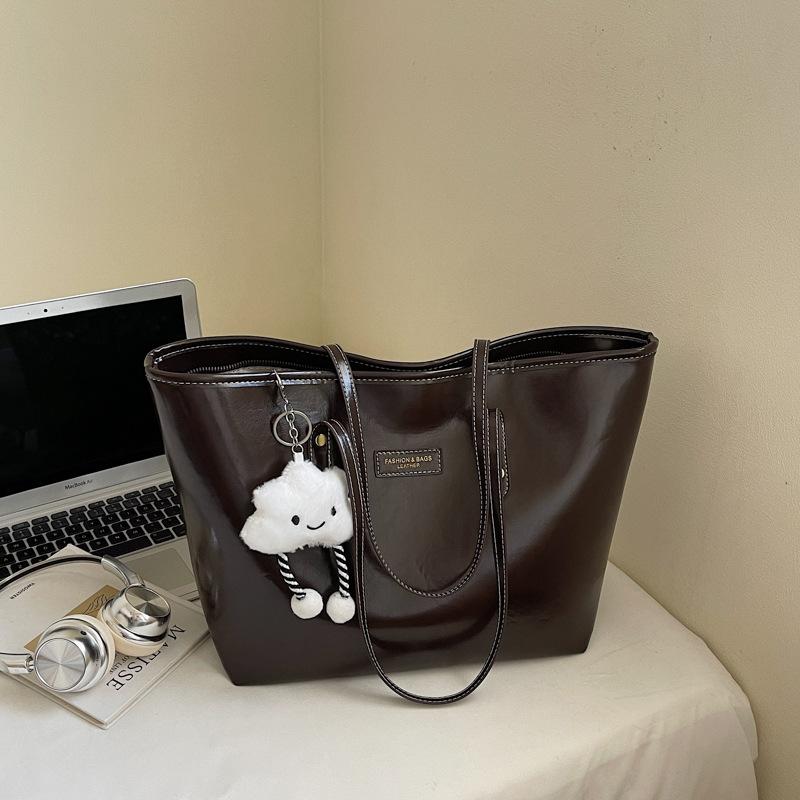 

Korean version trendy retro tote bag large capacity new women s bag simple casual high value single shoulder armpit bag темно-коричневого