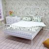 Maßstab 1/12 Miniatur Doppelbett Eisenbett mit abnehmbarer Bettwäsche Puppenhaus Modell Szenenrequisiten Bastelprojekt Dekoration