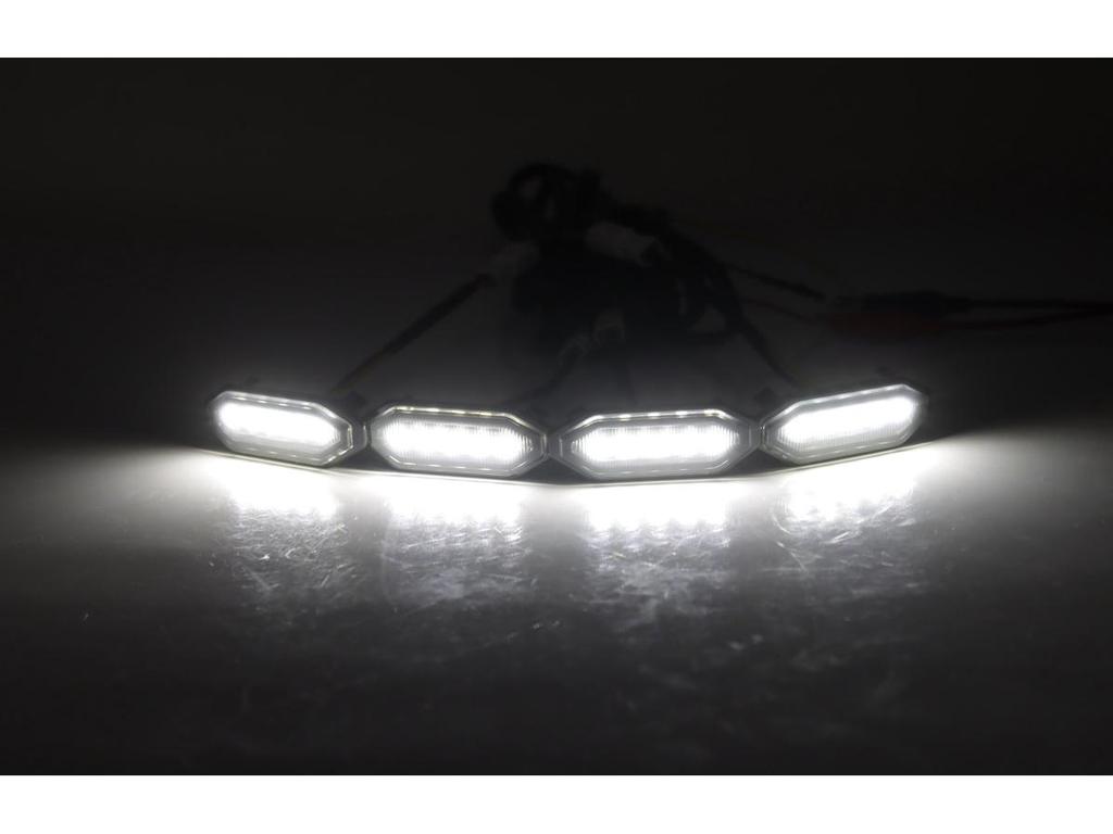 Geeignet für Low-Profile-Mods, diese weißen und gelben zweifarbigen LED-Grillleuchten sind für die neuen Jimny JB64/JB74 Modelle konzipiert.