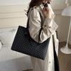 Underarm simple fashion large capacity retro portable autumn new commuter shoulder tote women's bag