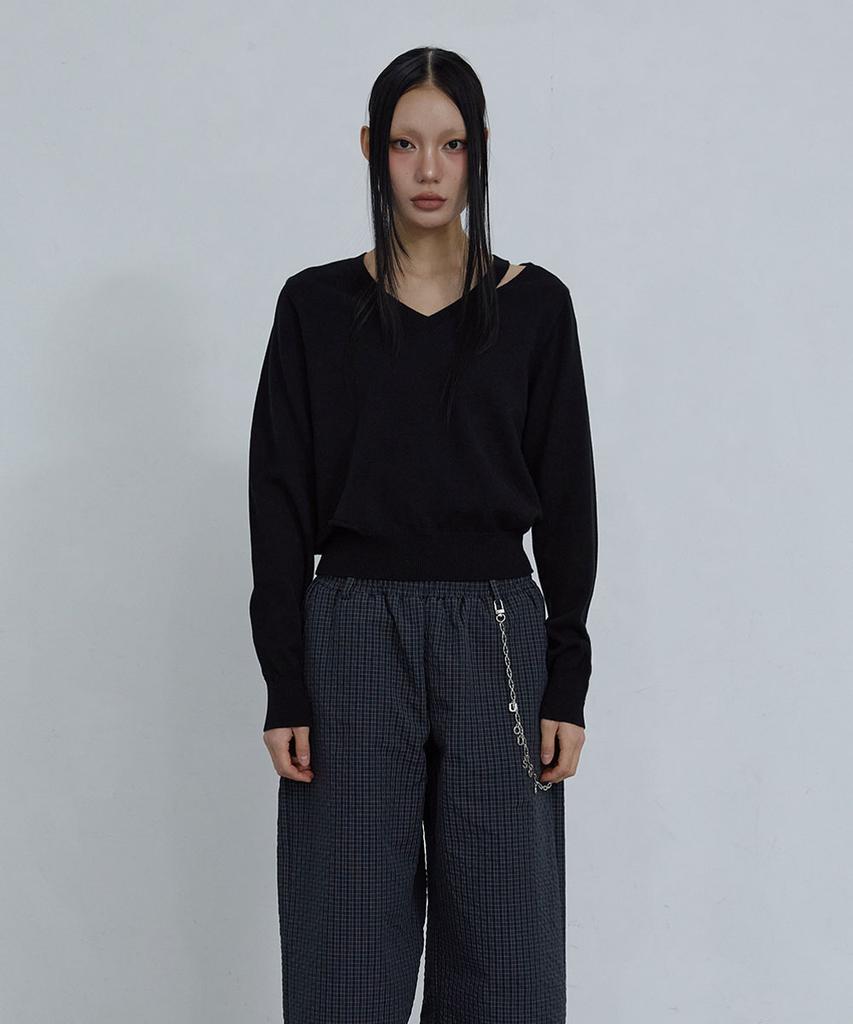 Uusoo Deep V-Neck Cotton Sweater_ Black