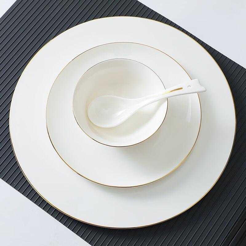 Elegantes chinesisches Geschirrset aus Knochenporzellan mit Goldrand