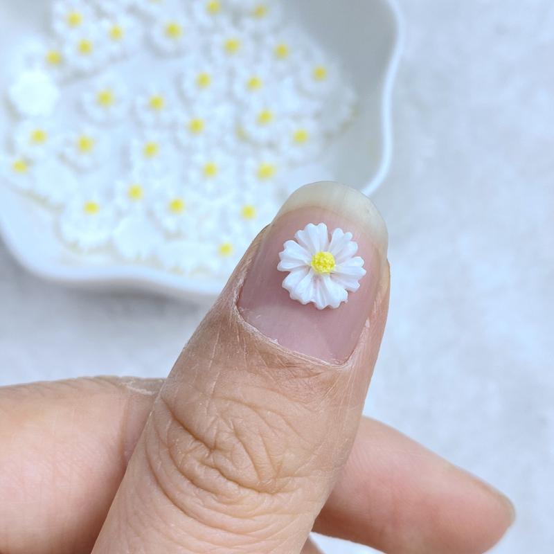 100Pcs New Cute Resin 8mm Mini White Chrysanthemum Flat Back Fit Phone Deco Parts Embellishments For Hair Bows Accessories