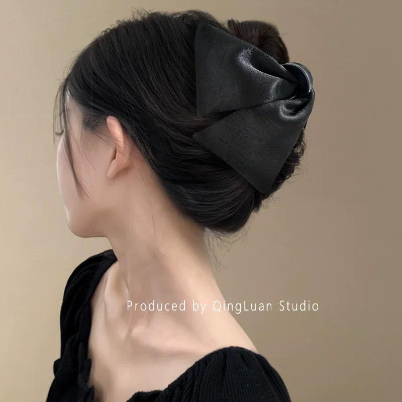 French Hepburn Style High-end Satin Triangular Claw Clip, Retro Style, Simple and Versatile Updo Shark Clip
