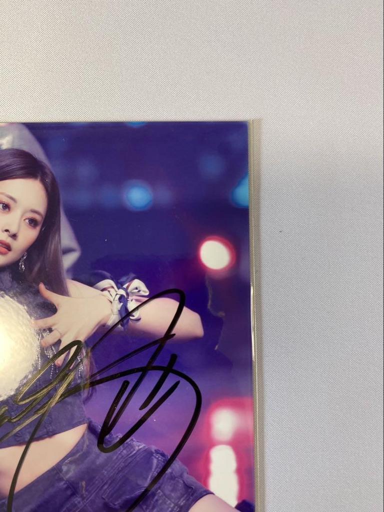 [USED] TWICE Tzuyu autographed postcard