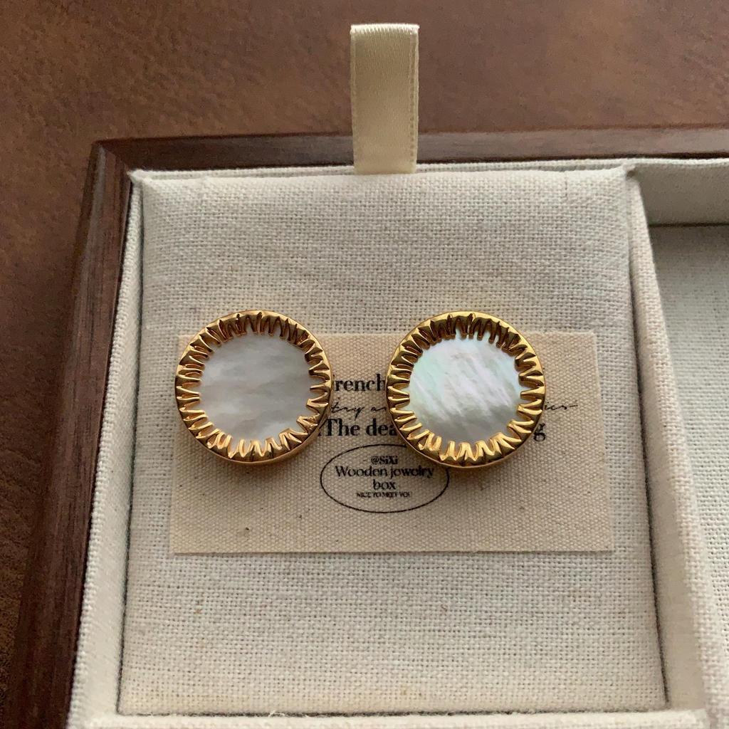 Light Luxury Natural Fritillary Shell Stud Earrings, Simple And Versatile Temperament, Advanced Sense Of Commuting, Daily Earrings, Women