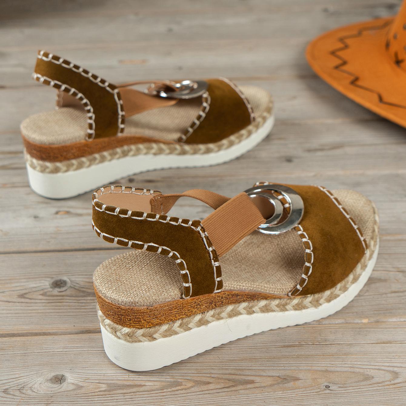 Простые женские сандалии на танкетке — фото 6