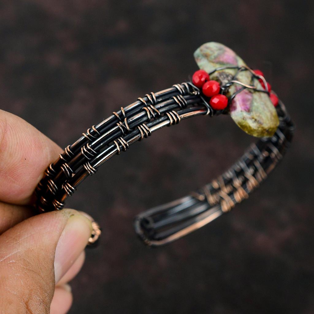 Rubin-Fuchsit Kupfer Armreif Rote Korallenperlen Armband Kupferdraht gewickelter Schmuck Verstellbare Manschette Handgefertigter Edelstein-Armreif Kupferdraht-Manschette