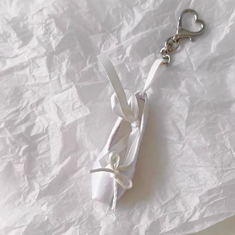 

1PC ballet shoes exquisite and cute pendant mini cute simulation shoe shape keychain mini C