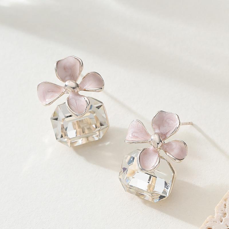 

Korean version of sweet temperament holiday wind dripping oil three-dimensional flower glass crystal stud earrings light luxury high-end earrings фіолетовий