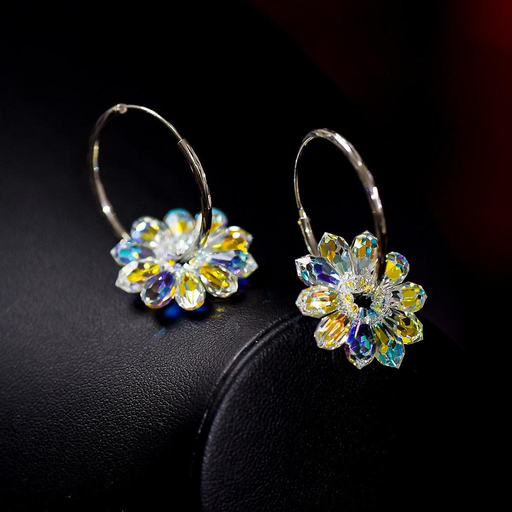 Creolen aus 925er Sterlingsilber, schillernde, schillernde Gänseblümchenblüten mit Aurora Borealis-Kristallen aus Österreich