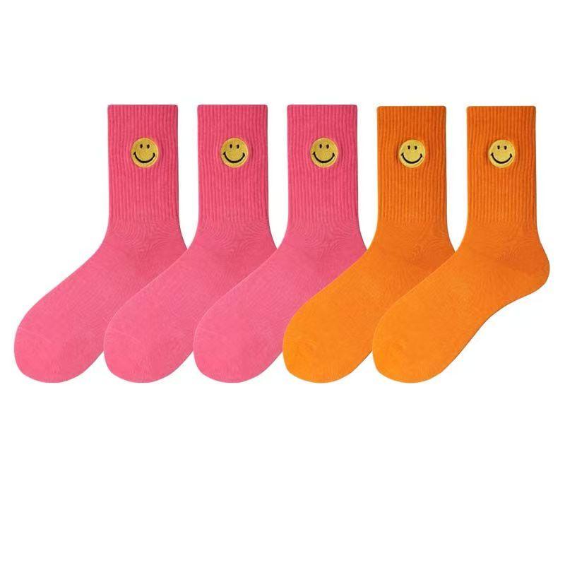 Einfarbige, mittellange Socken mit frischem, lächelndem Gesichtsmuster, schlichtem Design, bequem und atmungsaktiv.