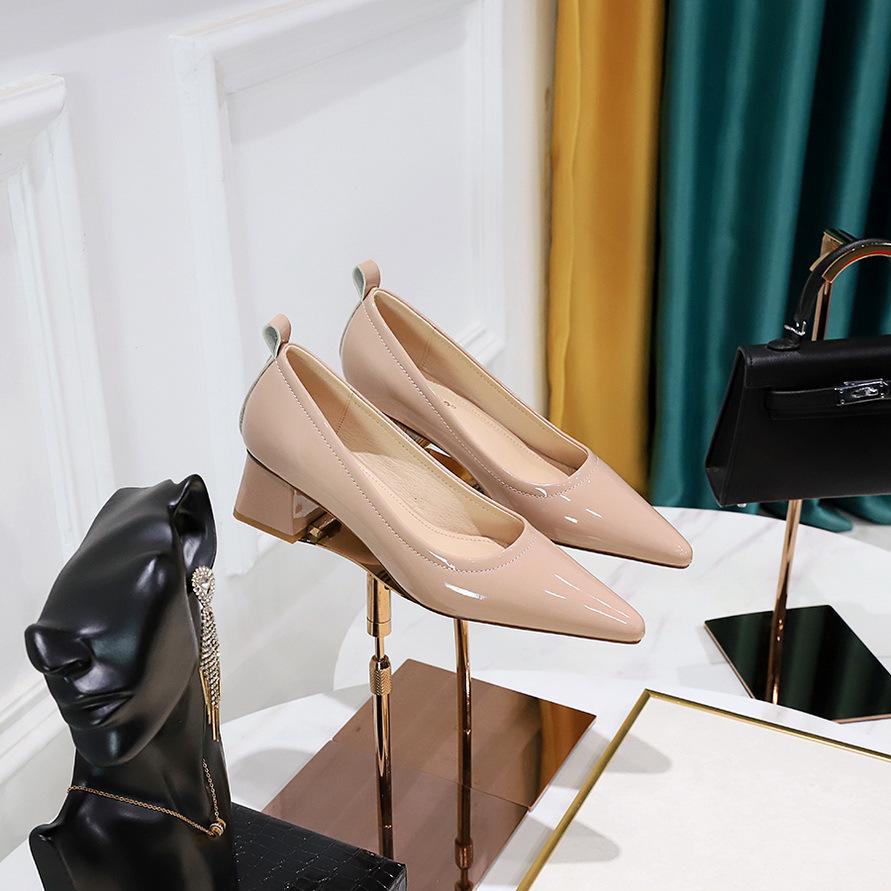 

Корейские лакированные женские туфли с острым носком — модные, простые, удобные, с универсальным толстым каблуком средней высоты 37 телесный
