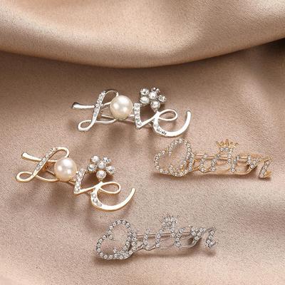 Królowa Mody Elegancka Broszka z Cyrkoniami w Kształcie Litery - Styl Koreański, Zapobiegająca Odsłanianiu, Prosty Stopowy Design