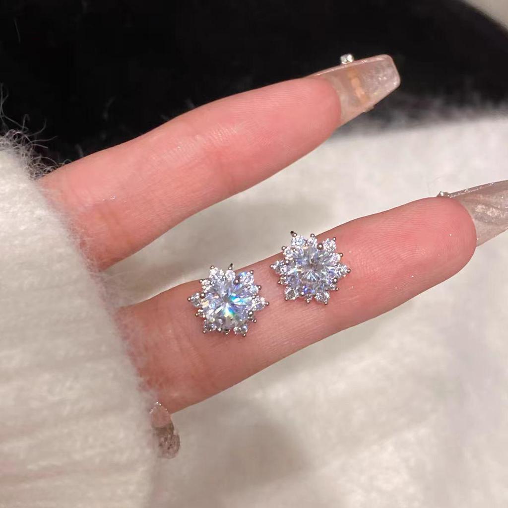 Elegant Snowflake Ear Studs - Stylish Small Design for Women’s Autumn-Winter Collection