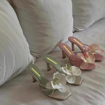 Scarpe da spiaggia 2026 nuove sandali con zeppa e decorazione floreale a clip per l'estate da donna tendenza abbigliamento da esterno