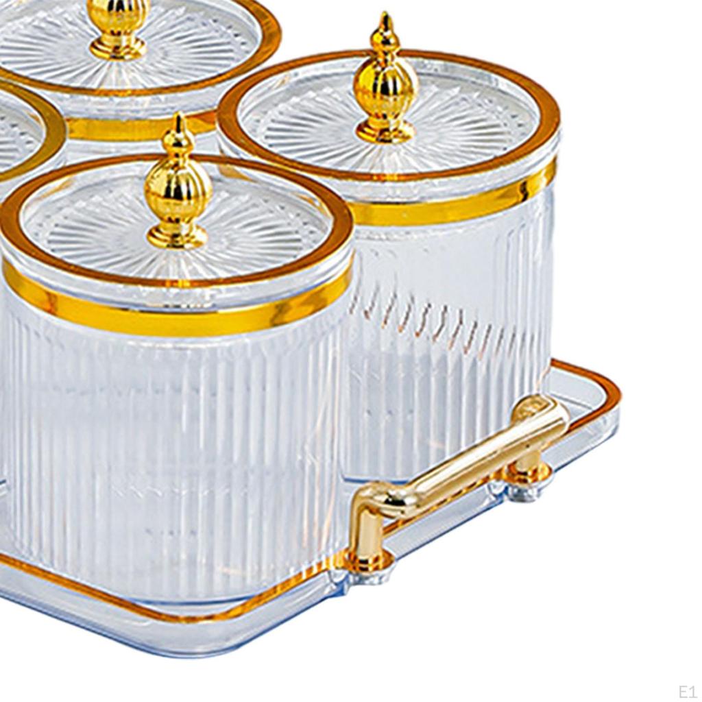 Tellerset mit Trockenfrüchten und Nüssen und abgedeckten Schüsseln