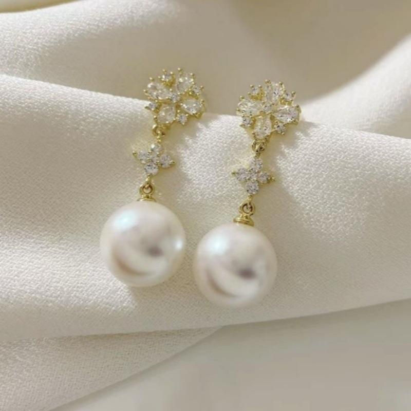 

Luxury and Sophisticated Fringed Earrings with Pearl Flowers, Delicate and Elegant Ear Ornaments білий