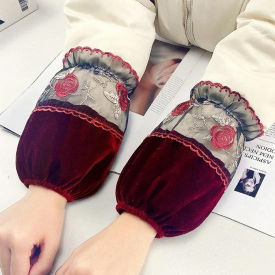 

Exclusive Autumn/Winter Gold Velvet Women s Short Sleeves with Lace Stitching - Anti-Stain Design