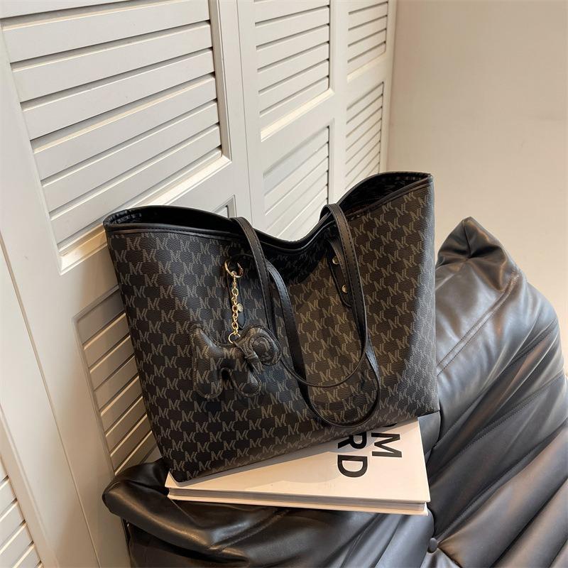 Large Capacity Women's Tote Bag Spring New Use Simple Atmosphere Fashionable Texture Shoulder Bag