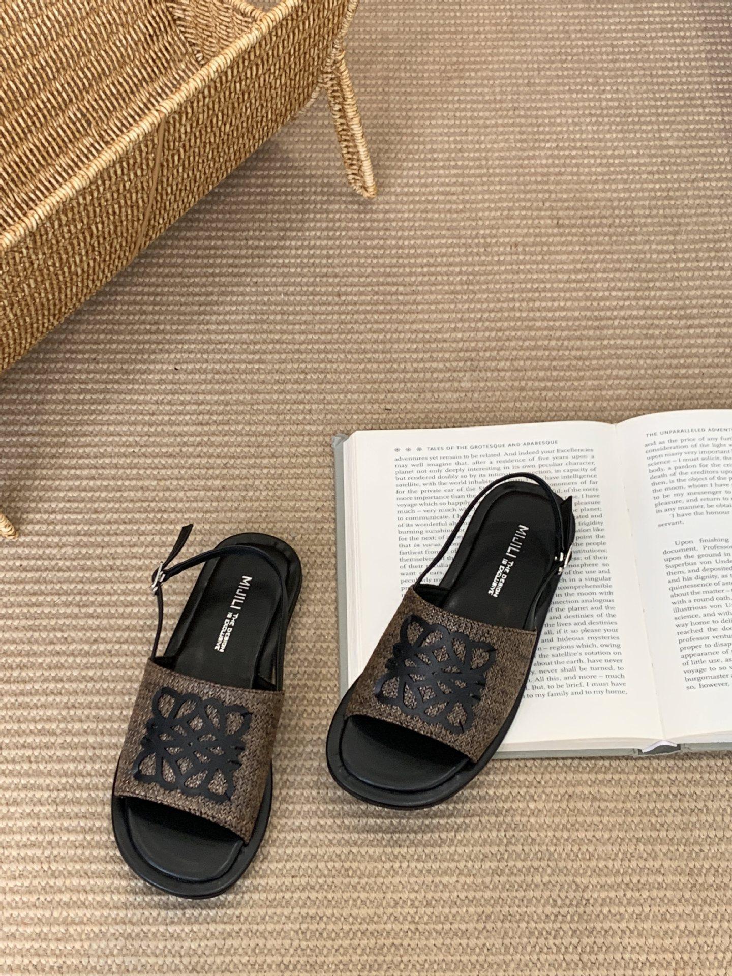 2025 summer new flat-bottomed outer wear with skirt French vacation versatile sandals women 35
