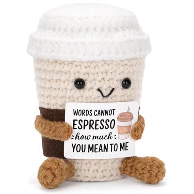 Lustige Häkel-Kaffee-Puppe zur emotionalen Unterstützung mit Karte Desktop-Ornament Handgefertigt Gestrickte Kaffee-Puppen Weihnachtsgeschenke Heimdeko