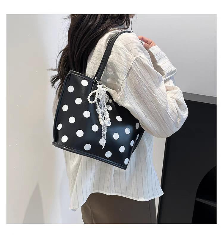 

Сумка-ведро с волнистым горошком большой емкости для поездок на работу Женская универсальная нишевая простая сумка на одно плечо в западном стиле 22x12x21 чёрный