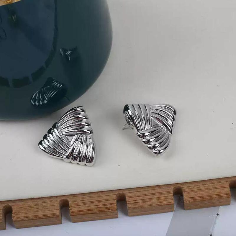 

Female Niche Temperament Retro Feather Pleated Earrings срібний