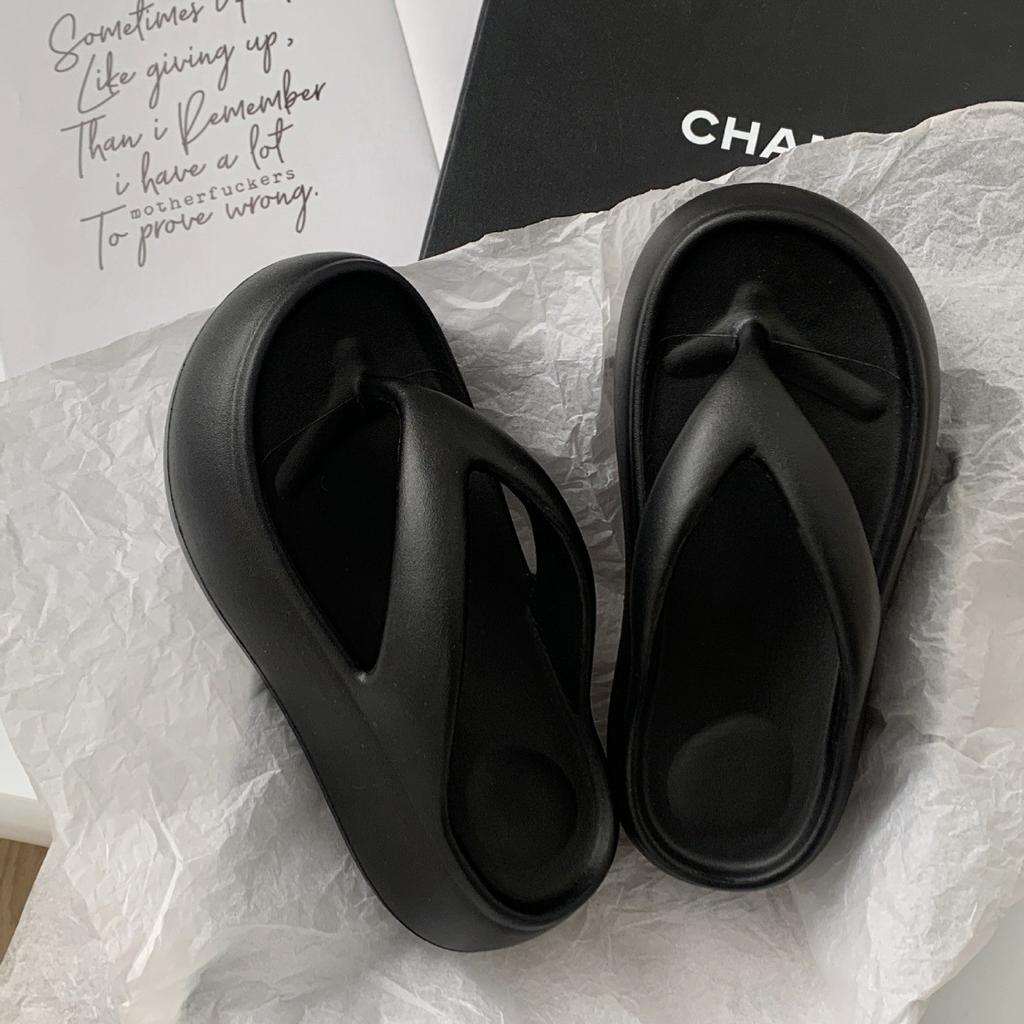 Slippers women summer wear flip-flops thick bottom heightening new non-slip deodorant seaside beach bathing stepping on shit feeling