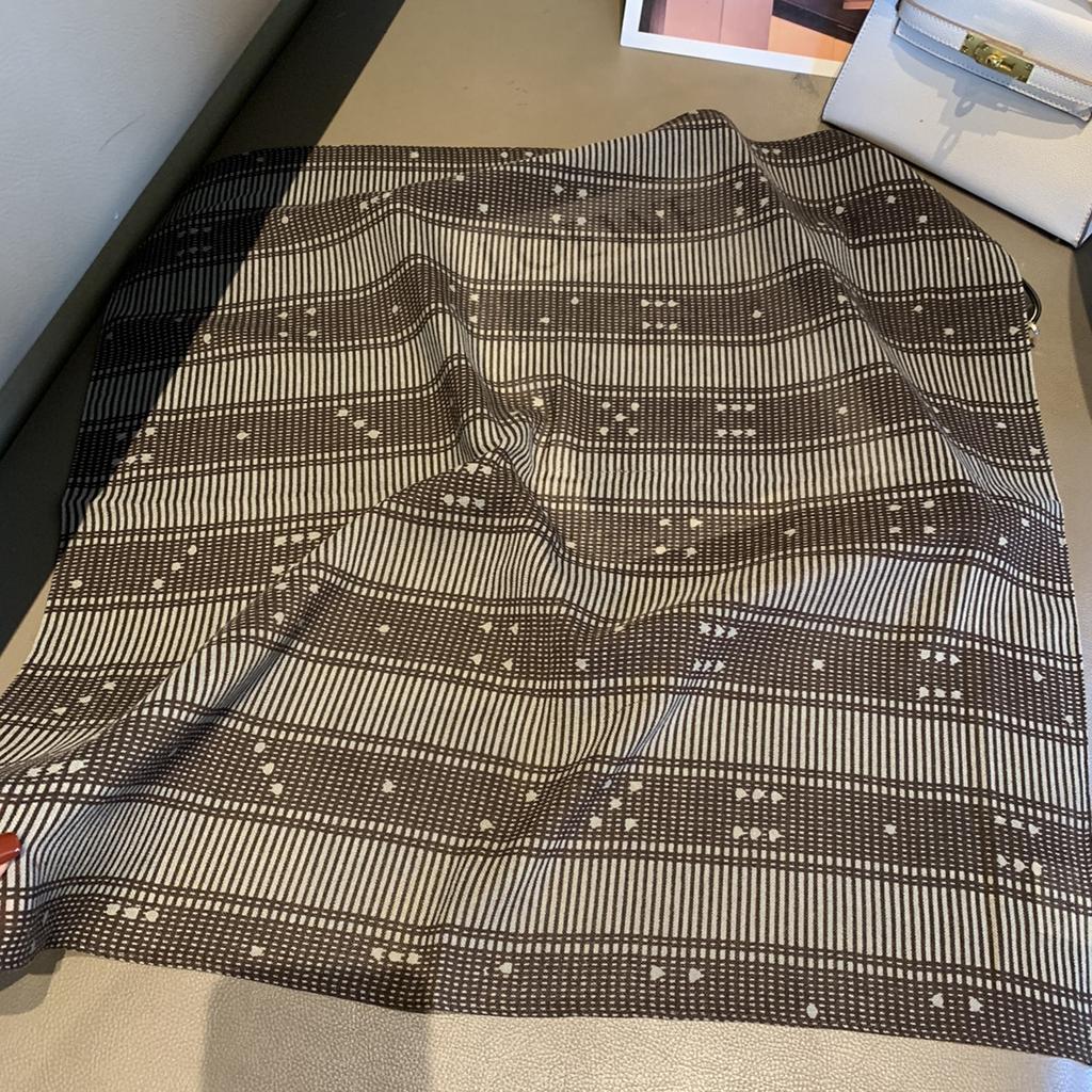 Polka Dot Silk Scarf Women'S High-End Small Square Scarf Fashion Versatile Sunscreen Shawl Scarf Fringed Decorative Scarf
