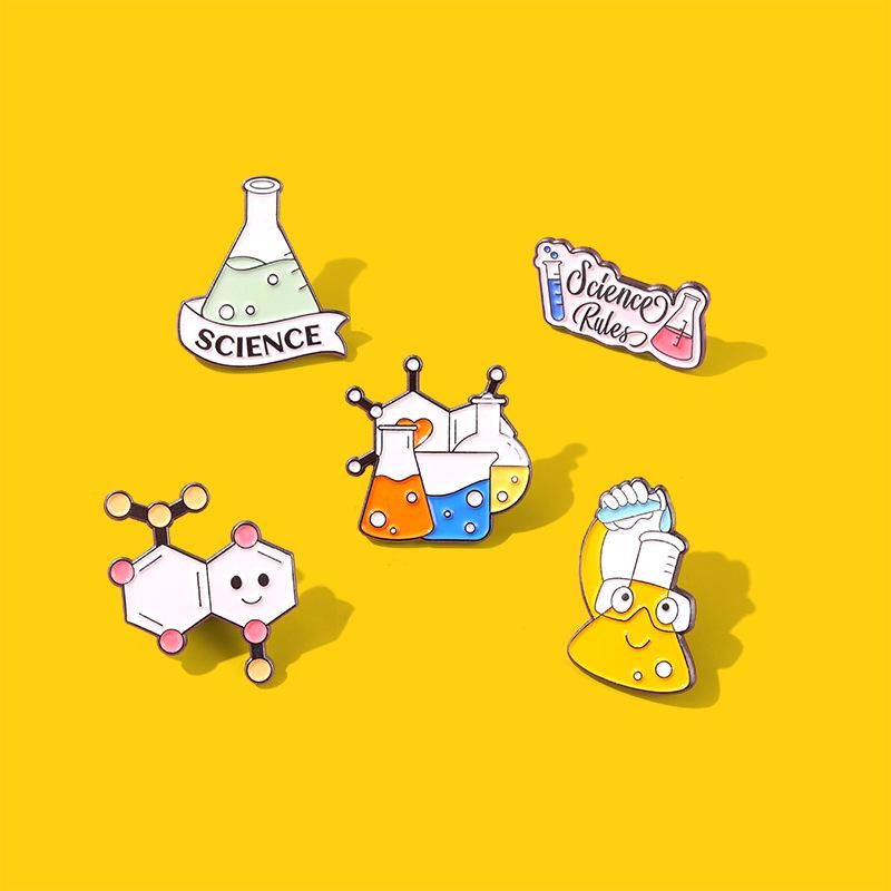 Experimental Tools Brooch: Metal Flask & Beaker Lapel Pin - Unique Badge Ornament for Bags