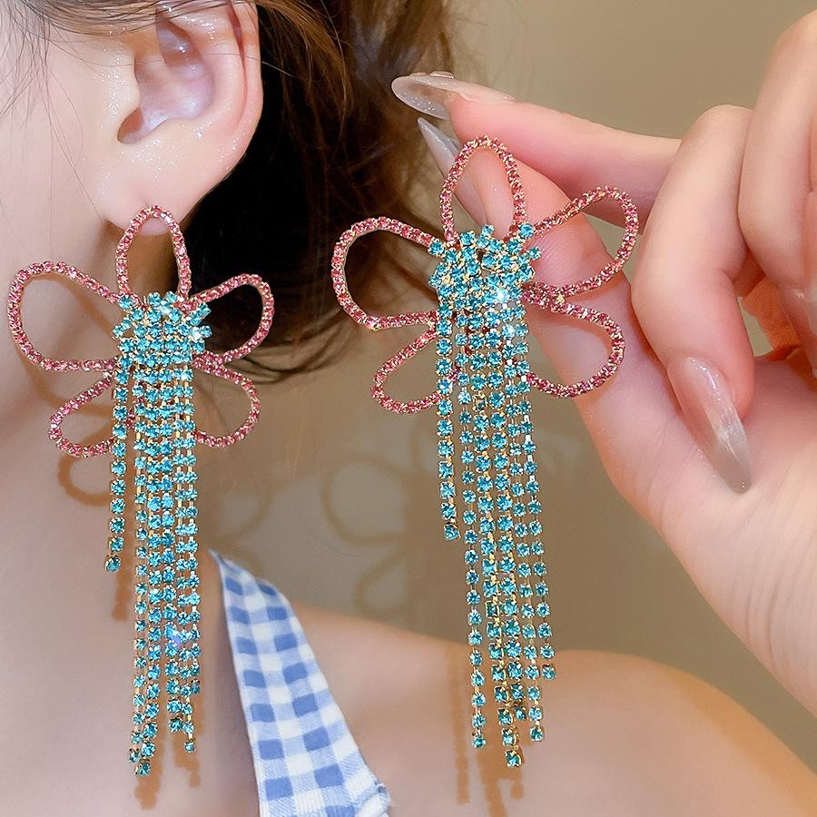 

Серьги-кисточки с полыми цветами и инкрустацией стразами для женщин, модные, простые, универсальные, висячие серьги, легкая роскошь, высококачественный циркон