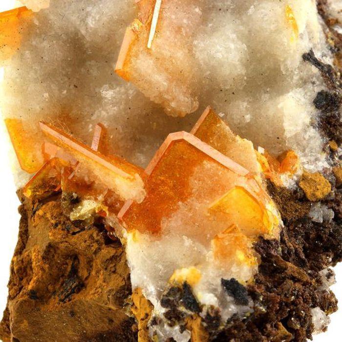 Pierres et Minéraux. Wulfenite. 349.5 ct. Trigo Mountains, La Paz, Arizona, USA.