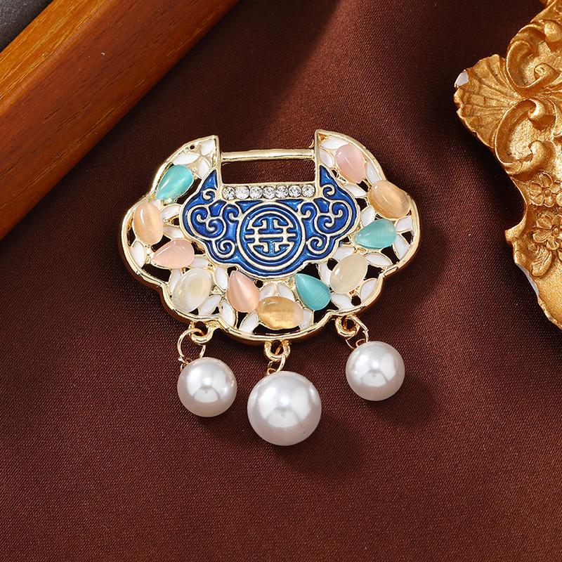 Chinese Style Pearl Tassel Gold Hollowed Peace Lock Brooches Women'S Vintage Luxury Exquisite Wedding Accessories Gift