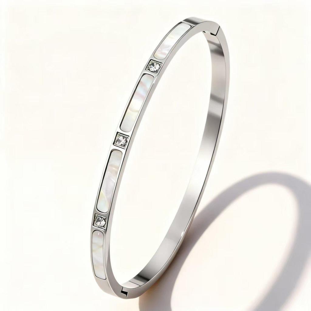 Elegante Bracciale in Acciaio Titanio Placcato Oro per Donna - Raffinato Design Europeo e Americano