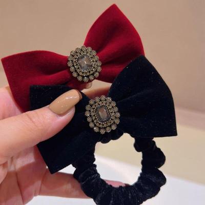 Mittelalterlicher roter Samt-Scrunchie mit Würfel und königlichem Band