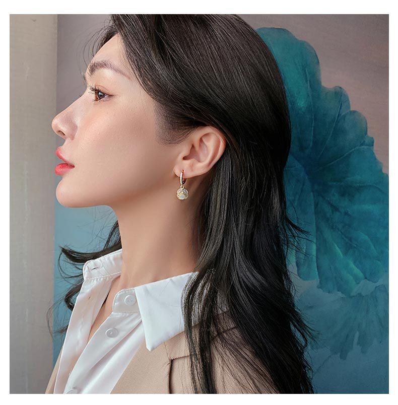 Exquisite Cat's Eye Stud Earrings: Trendy, High-End Design for Women, Autumn/Winter 2021